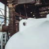 Емкость ЦКТ 3000 л с патрубком 90мм под плотность до 1,2 г/см³ белая в обрешетке с лестницей